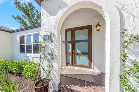 908 W Candlewood Avenue Tampa FL 33603