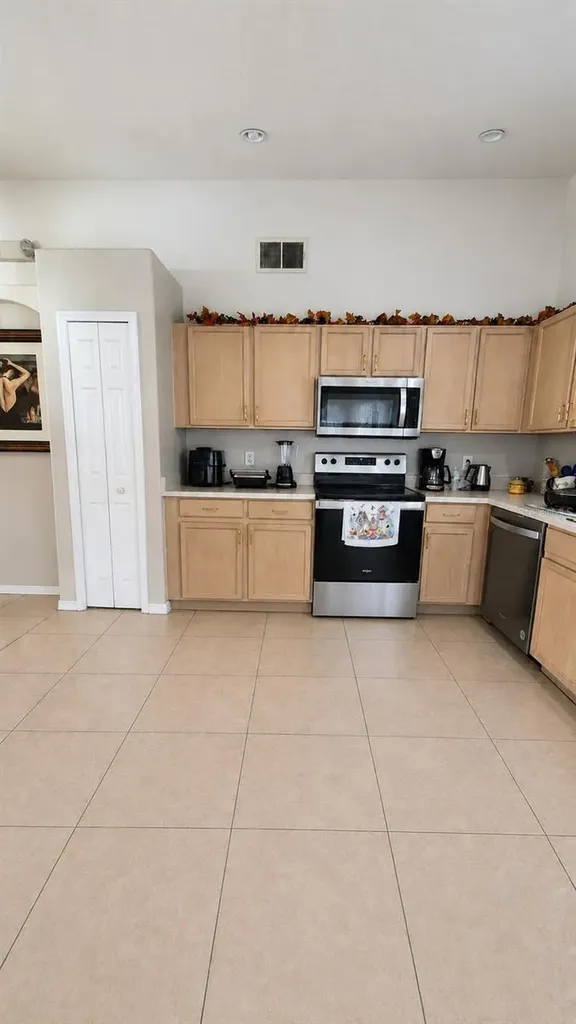 121 S Roma Way Kissimmee FL 34746