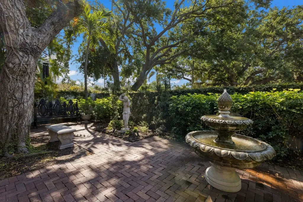 1829 Bougainvillea Street Sarasota FL 34239