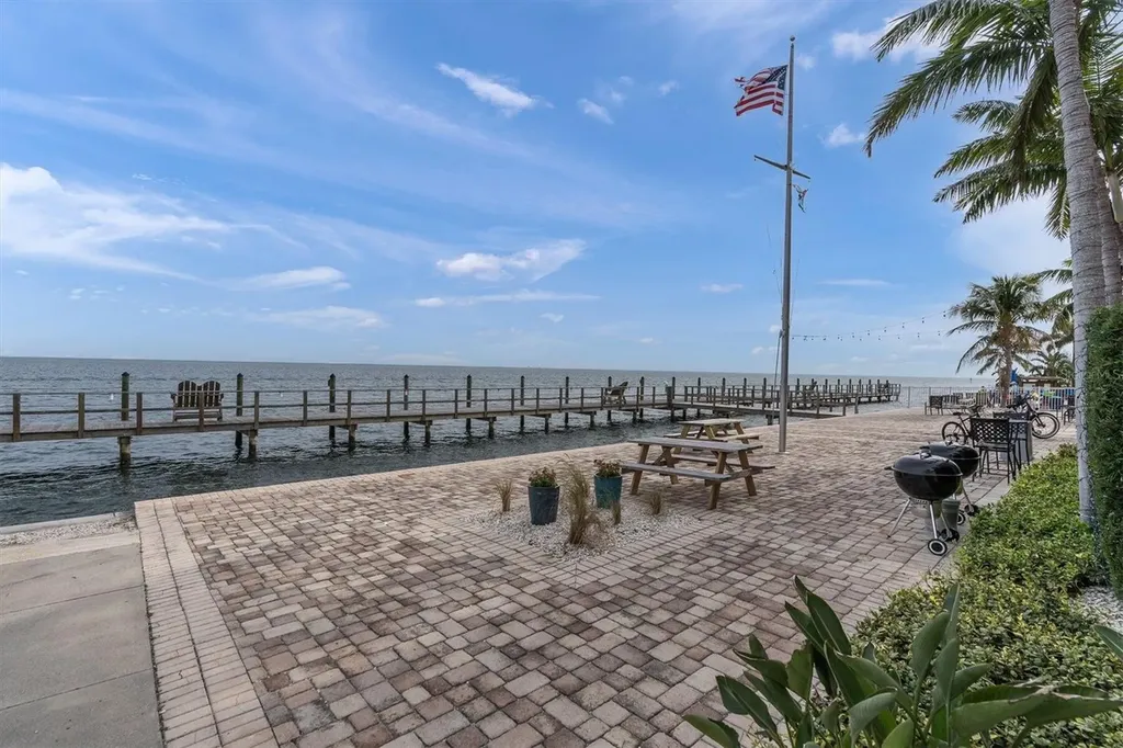 4858 Coquina Key Drive SE St Petersburg FL 33705