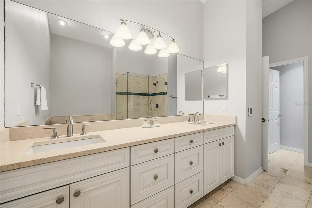 2403 W Palm Drive Tampa FL 33629