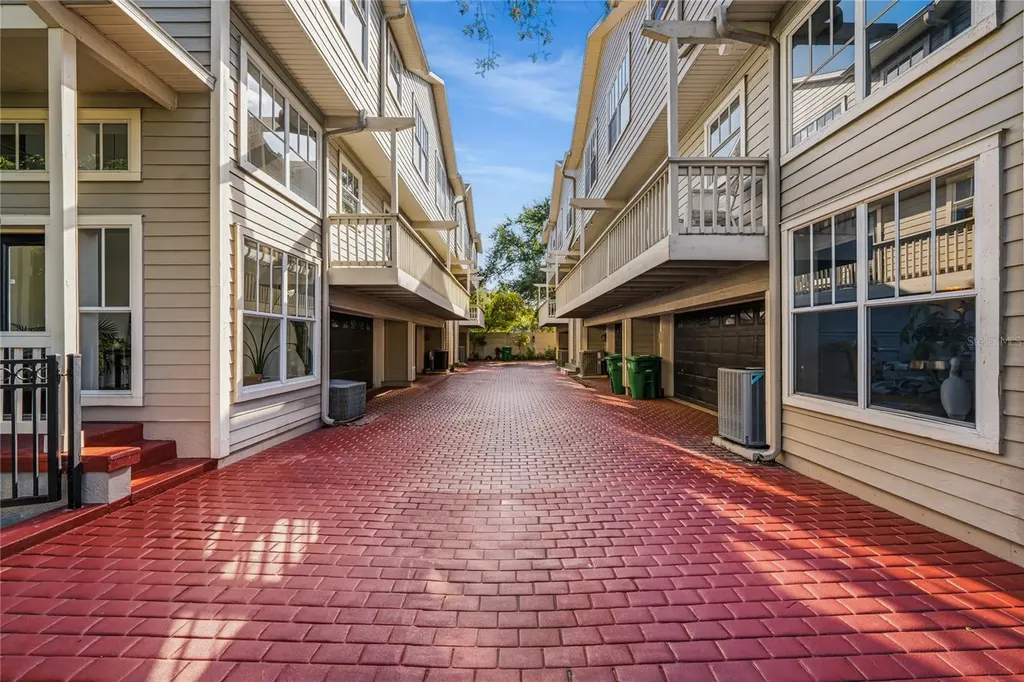 2403 W Palm Drive Tampa FL 33629