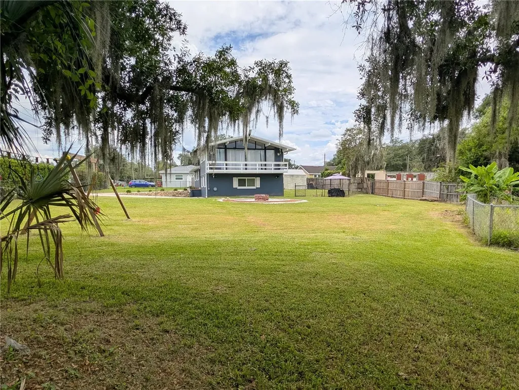 1011 N Palm Drive Plant City FL 33563