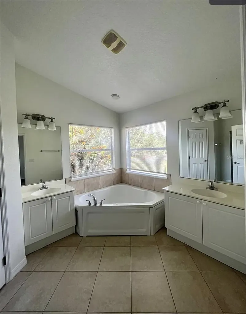 2884 Club Cortile Circle Kissimmee FL 34746