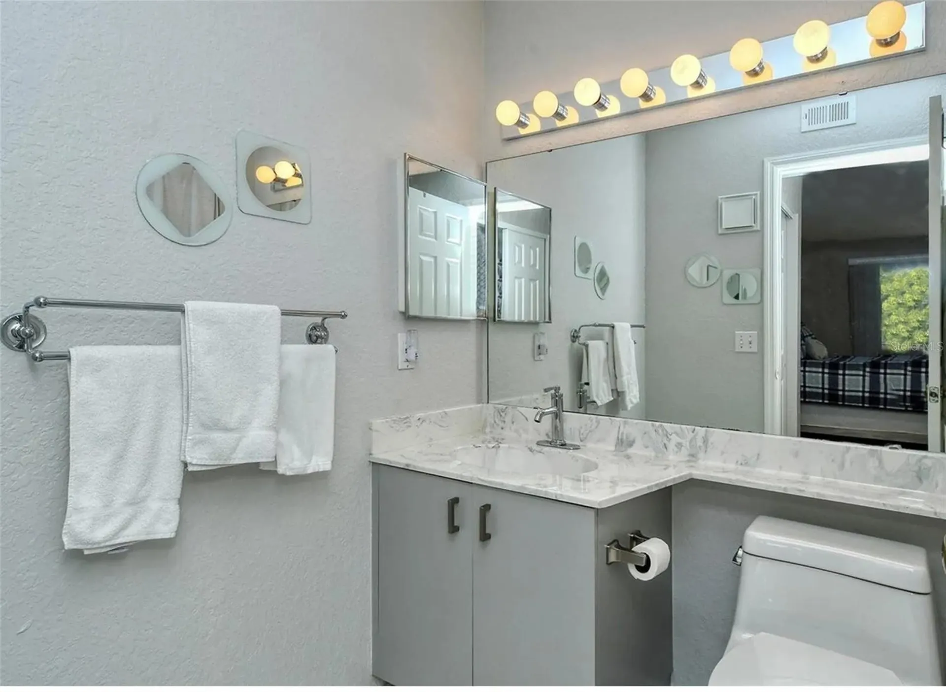 850 S Tamiami Trail Sarasota FL 34236