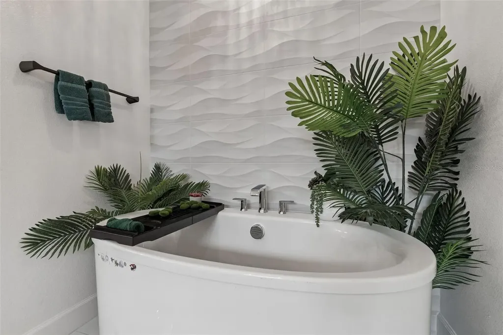 823 Manns Harbor Drive Apollo Beach FL 33572