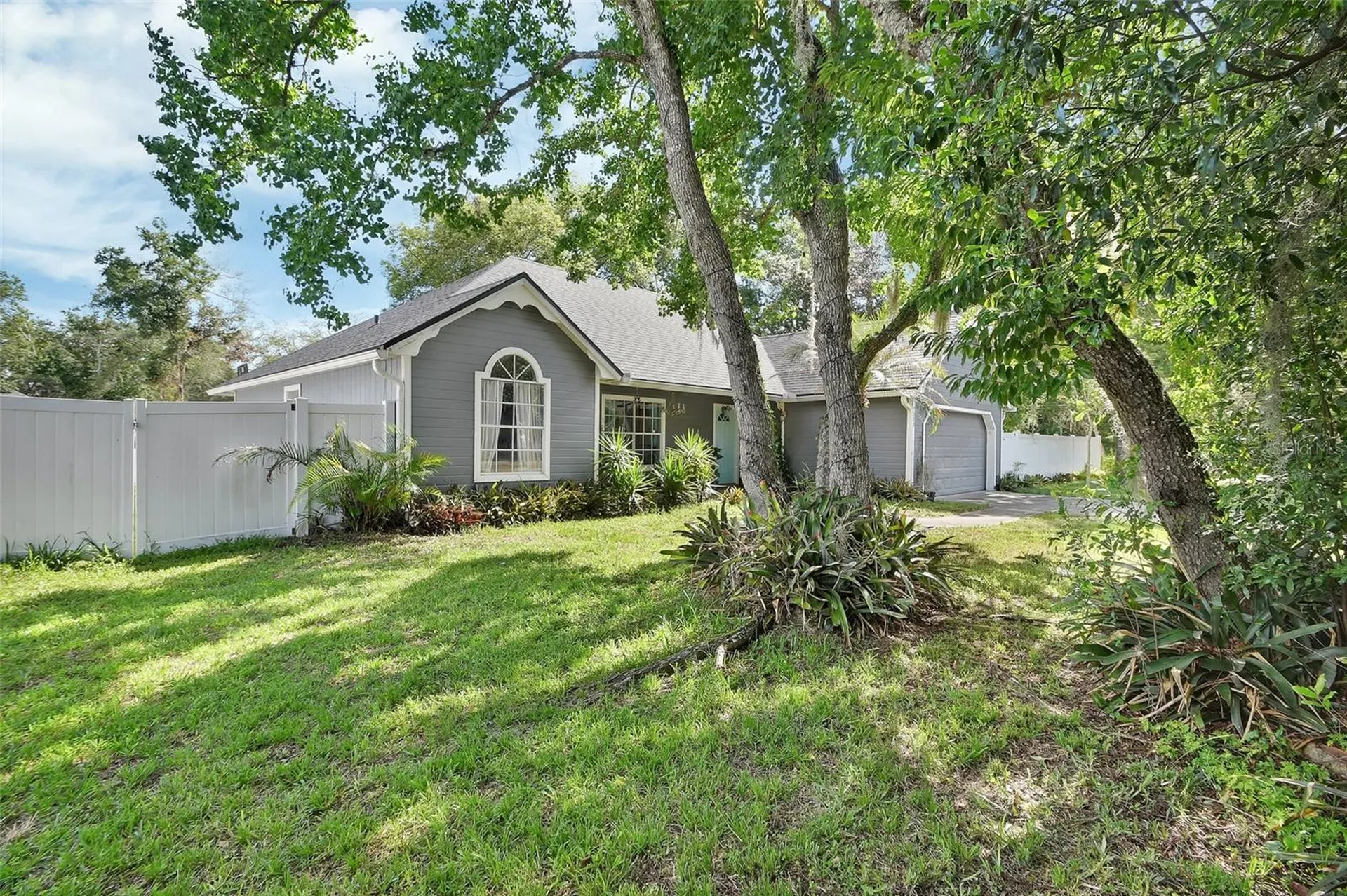 2323 W Magnolia Road Deland FL 32724
