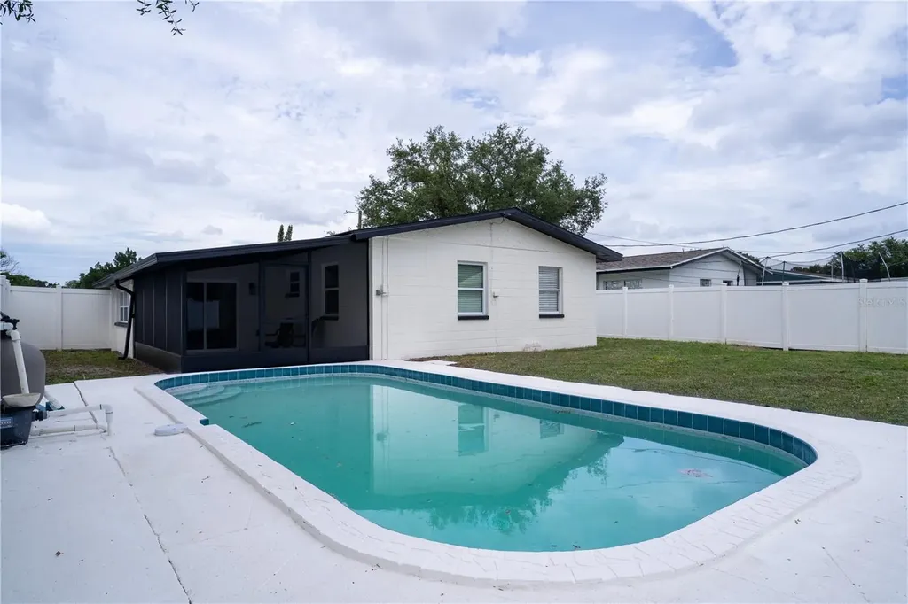 6346 35th Avenue N St Petersburg FL 33710