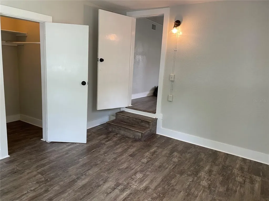 1517 E Ellicott Street Tampa FL 33610