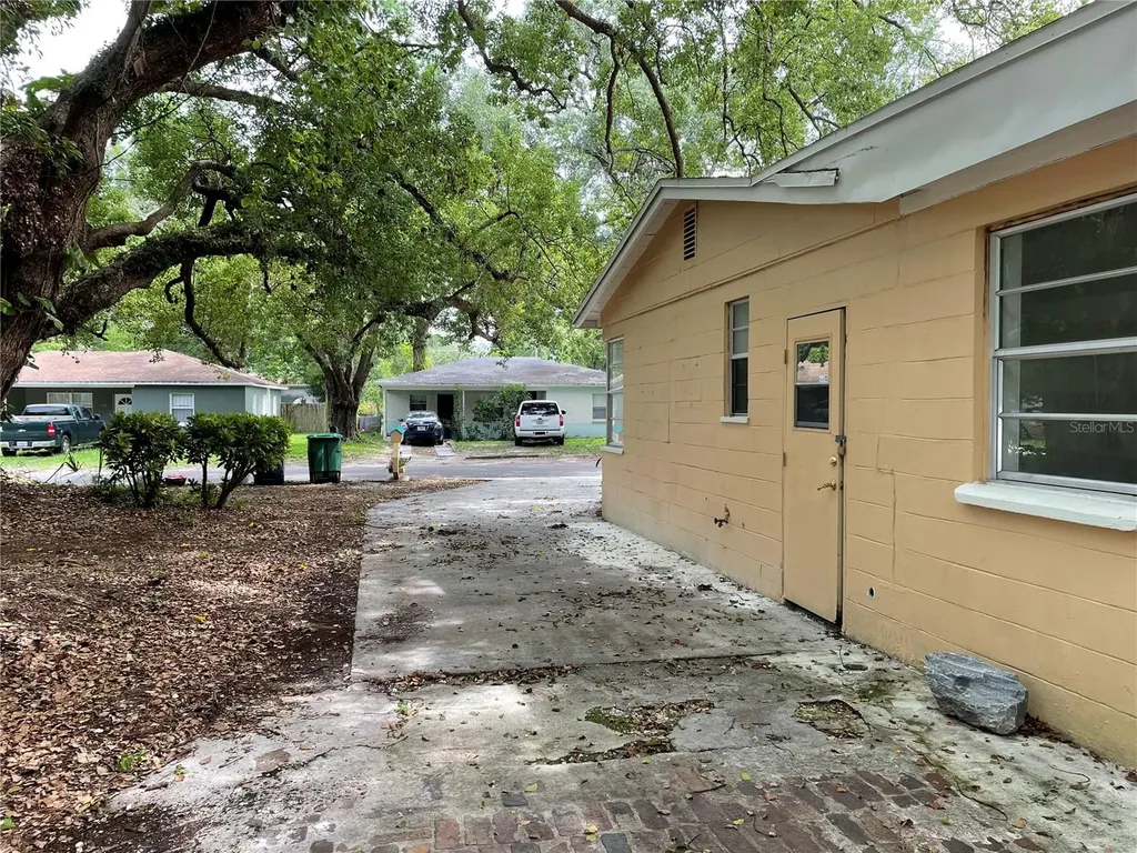 1517 E Ellicott Street Tampa FL 33610