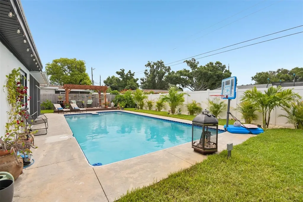 5520 24th Terrace N St Petersburg FL 33710