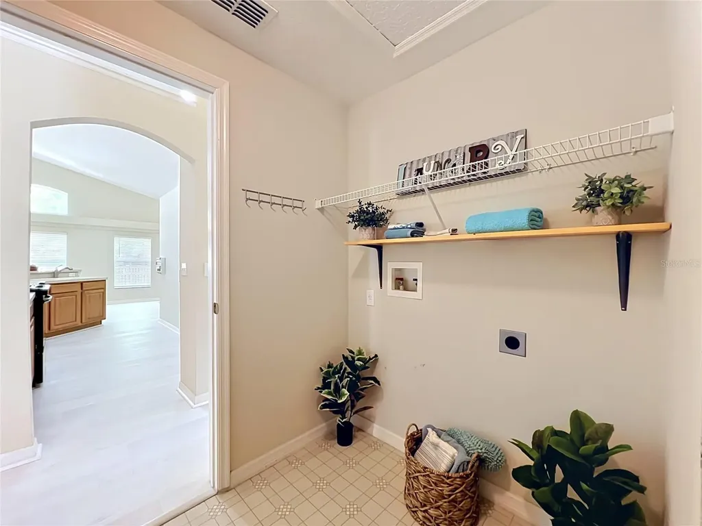 527 Canary Island Court Orlando FL 32828