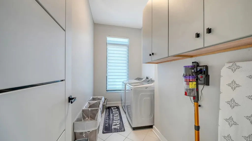 1899 Vamo Way Sarasota FL 34231