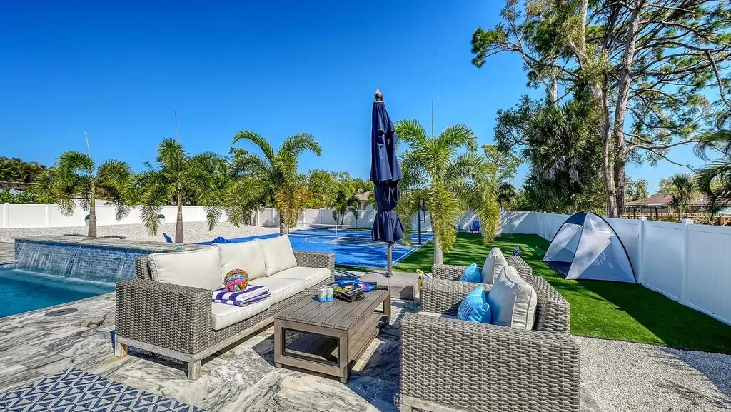1899 Vamo Way Sarasota FL 34231