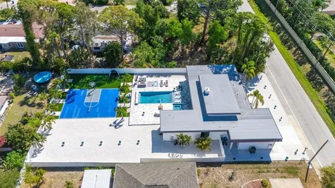 1899 Vamo Way Sarasota FL 34231