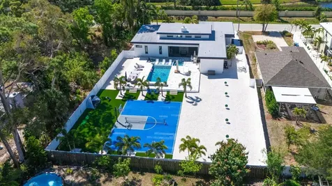 1899 Vamo Way Sarasota FL 34231