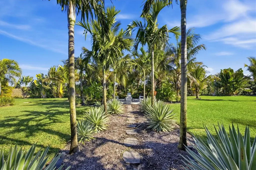 3467 Compound Court Sarasota FL 34240
