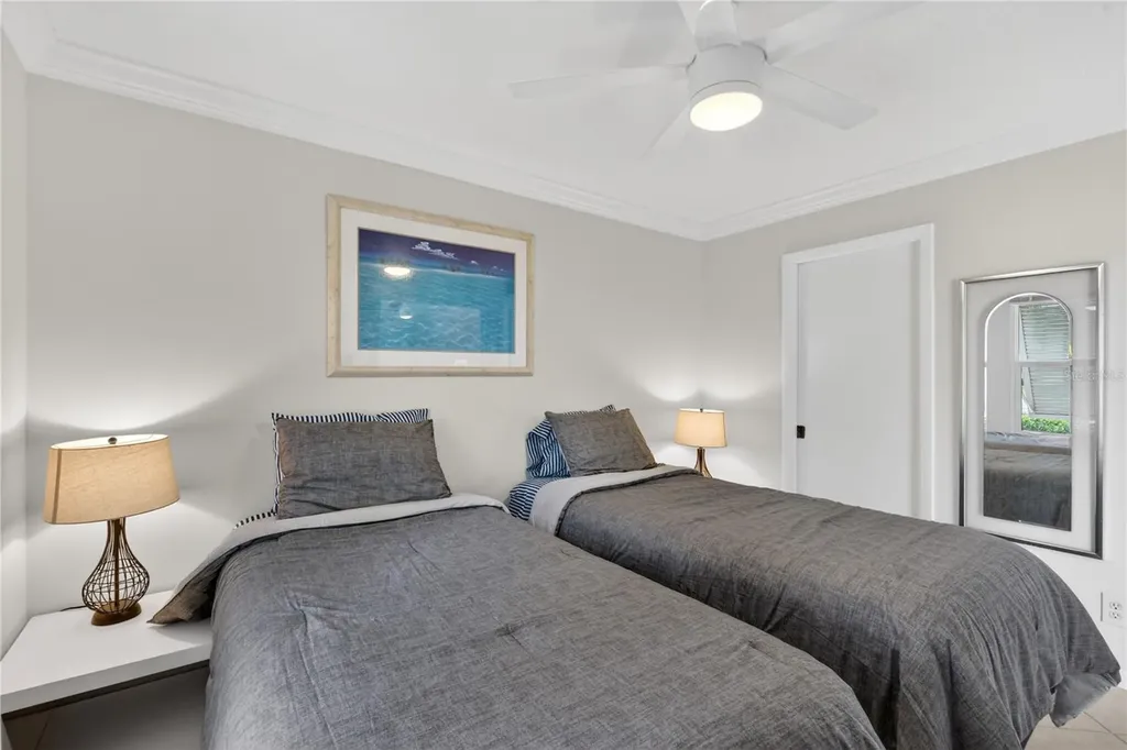 1128 W Peppertree Lane Sarasota FL 34242