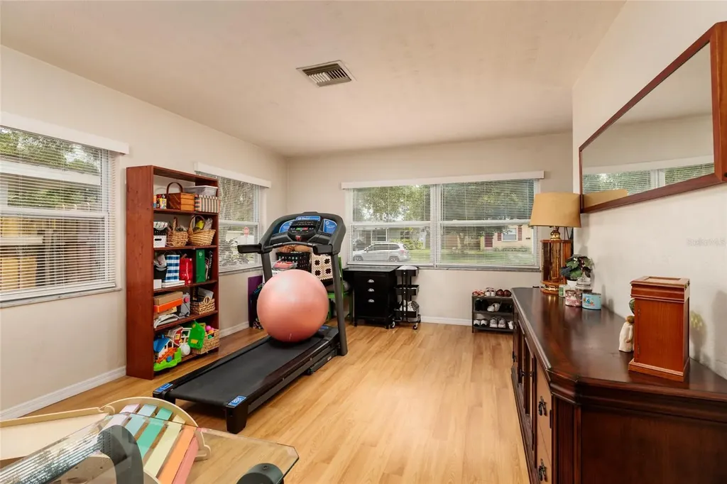 511 74th Avenue N St Petersburg FL 33702