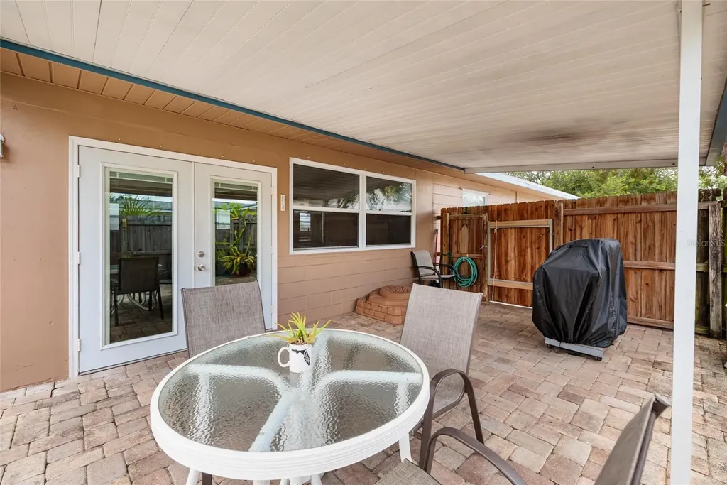 511 74th Avenue N St Petersburg FL 33702