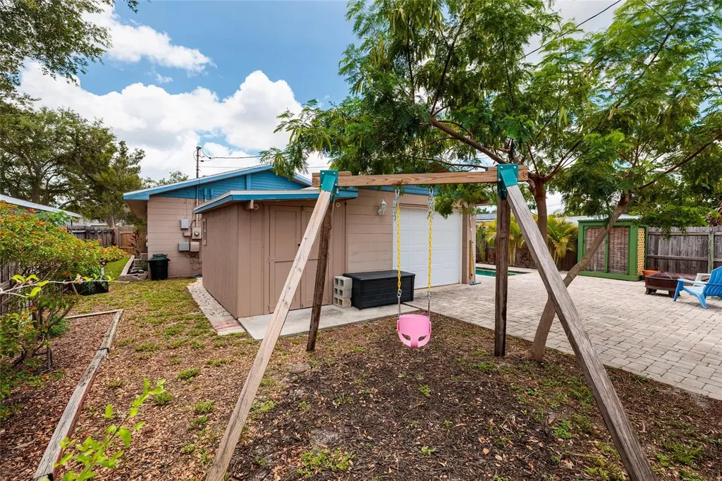 511 74th Avenue N St Petersburg FL 33702