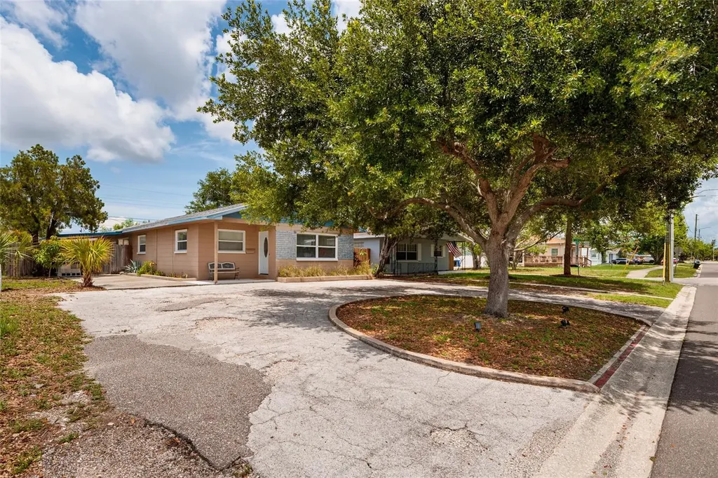 511 74th Avenue N St Petersburg FL 33702