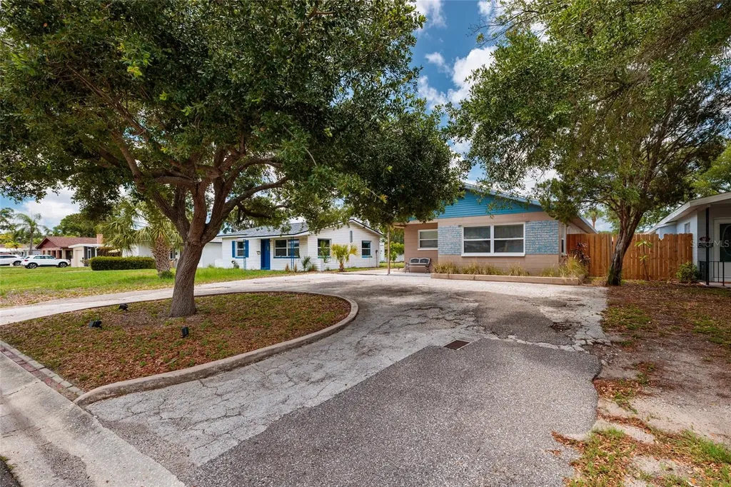 511 74th Avenue N St Petersburg FL 33702
