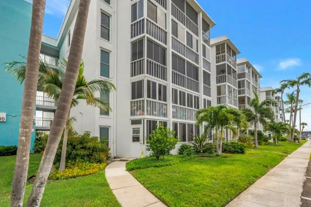 4902 38th Way S St Petersburg FL 33711