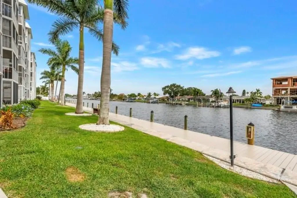 4902 38th Way S St Petersburg FL 33711