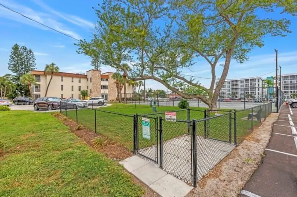 4902 38th Way S St Petersburg FL 33711