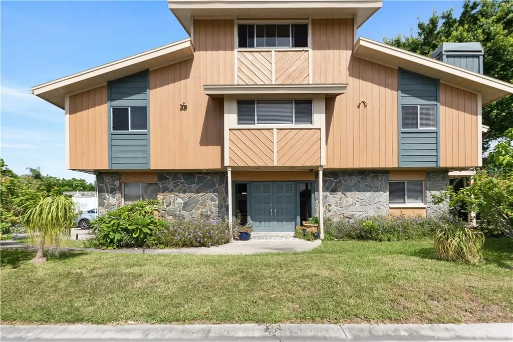 17601 1st Street E Redington Shores FL 33708