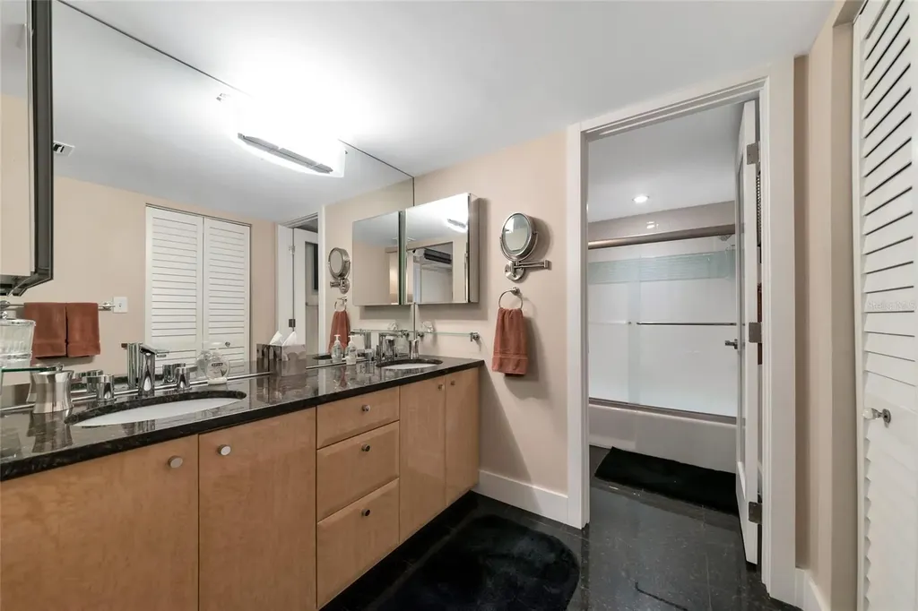 1111 N Gulfstream Ave #1a Avenue Sarasota FL 34236