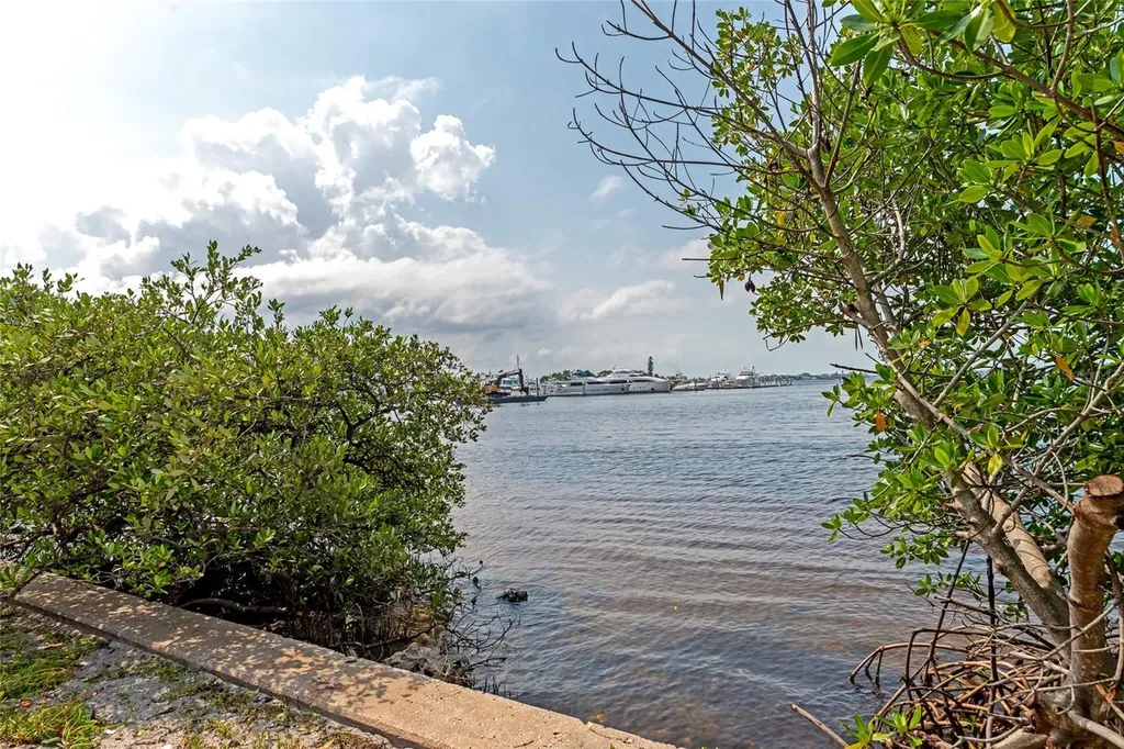 1111 N Gulfstream Ave #1a Avenue Sarasota FL 34236