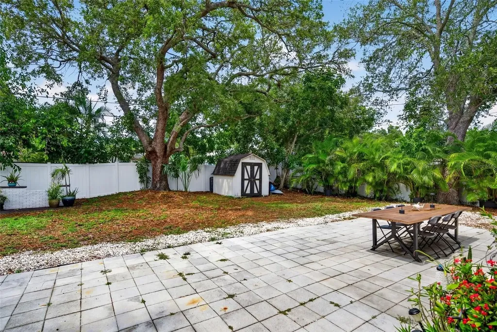 824 59th Ave NE St Petersburg FL 33703