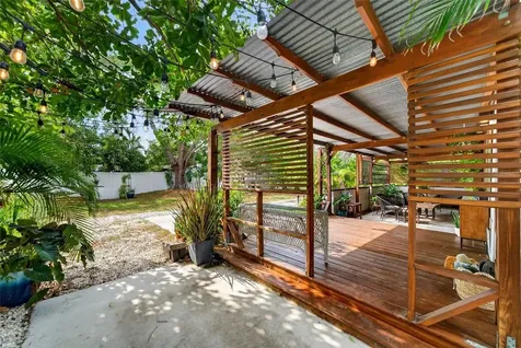 824 59th Ave NE St Petersburg FL 33703