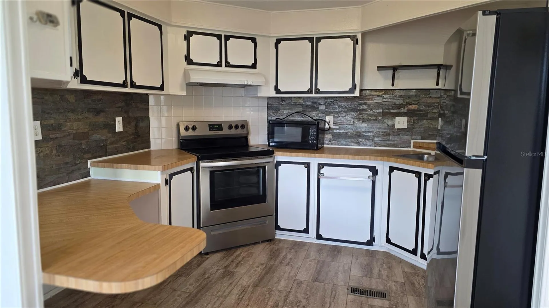 1203 Apache Circle Tavares FL 32778