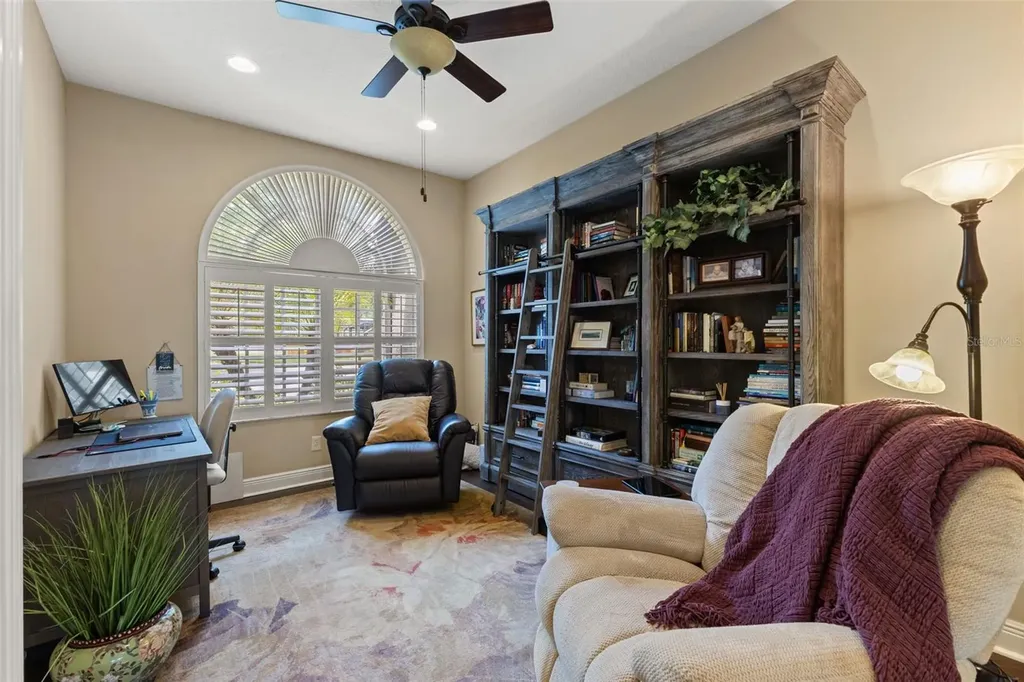 4315 Round Lake Tampa FL 33618