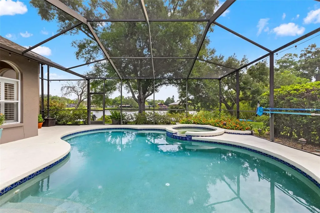 4315 Round Lake Tampa FL 33618