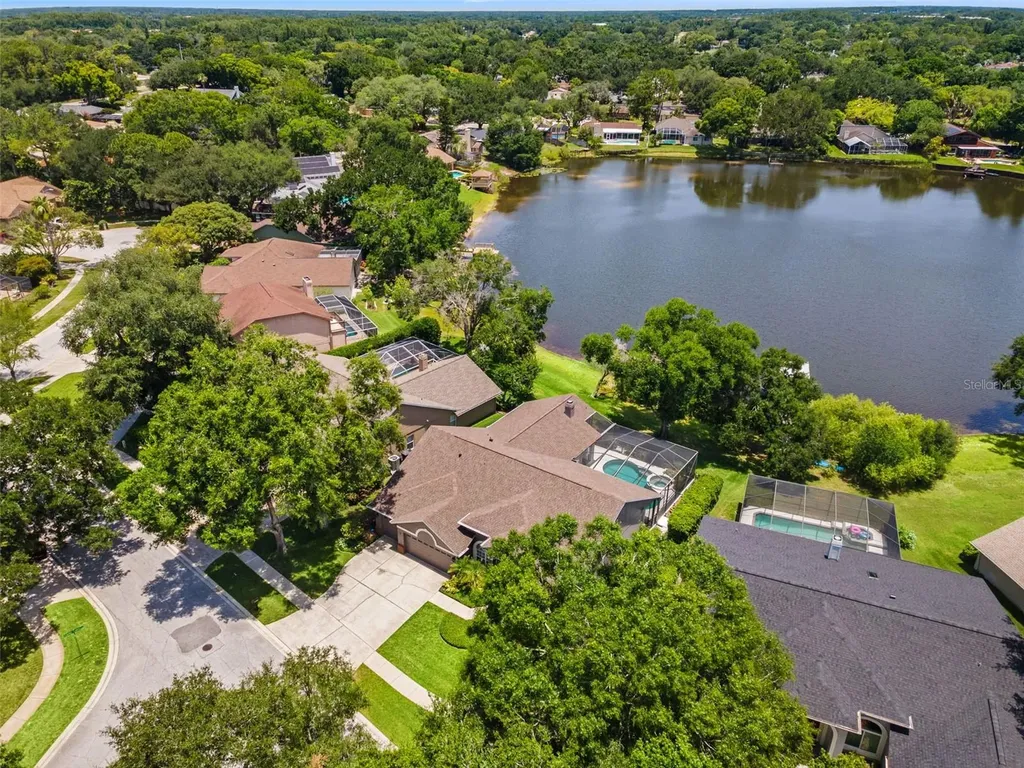 4315 Round Lake Tampa FL 33618