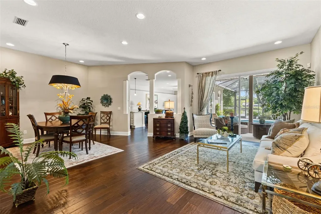 4315 Round Lake Tampa FL 33618