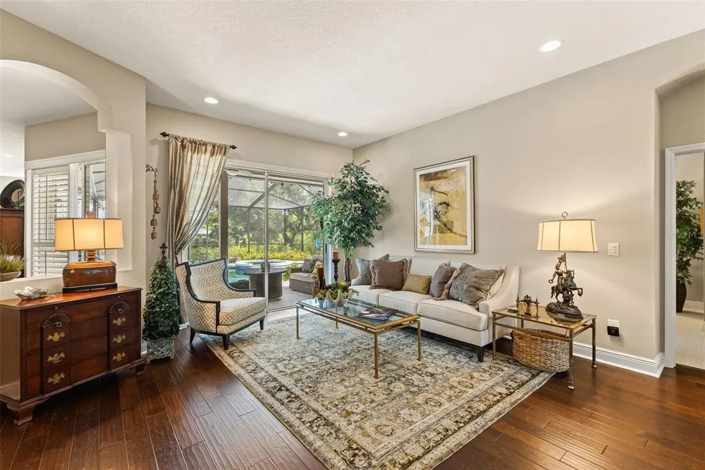 4315 Round Lake Tampa FL 33618