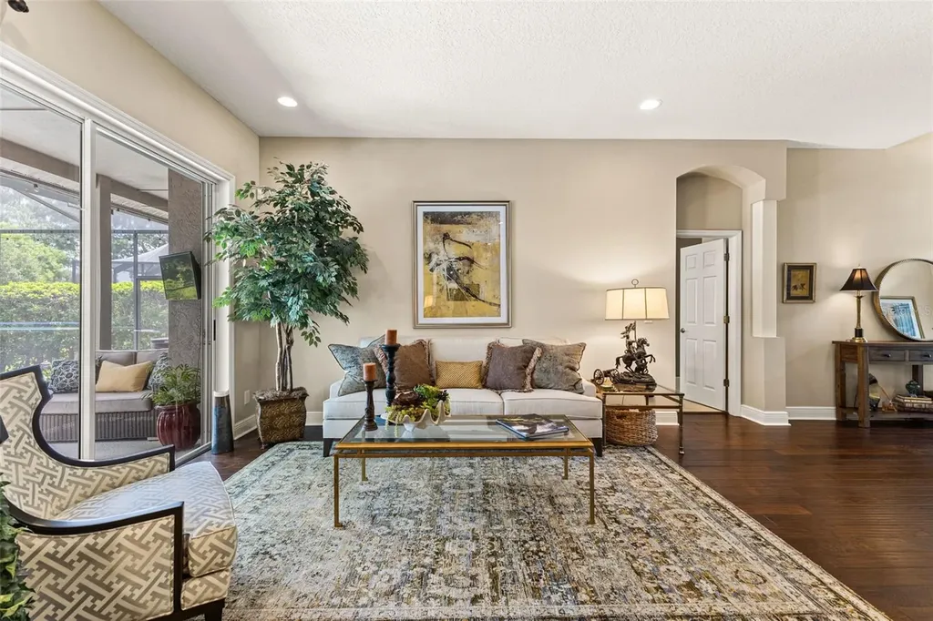 4315 Round Lake Tampa FL 33618