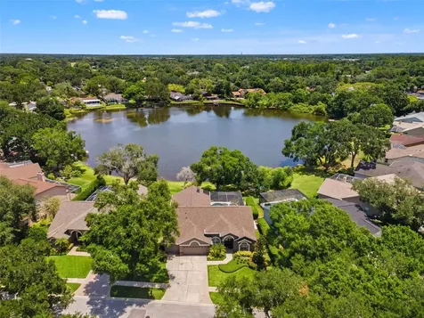 4315 Round Lake Tampa FL 33618