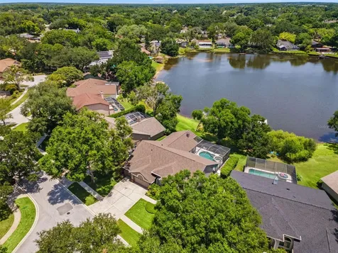 4315 Round Lake Tampa FL 33618