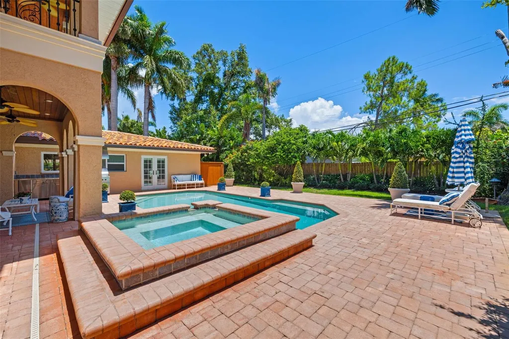 1124 Seville Lane NE St Petersburg FL 33704