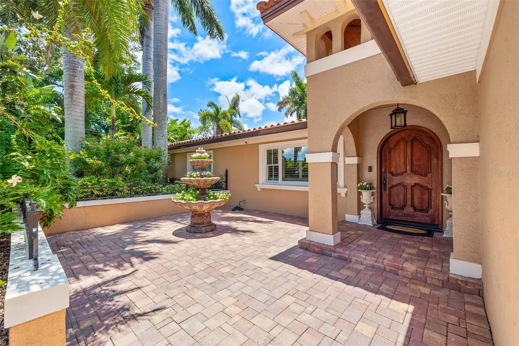 1124 Seville Lane NE St Petersburg FL 33704