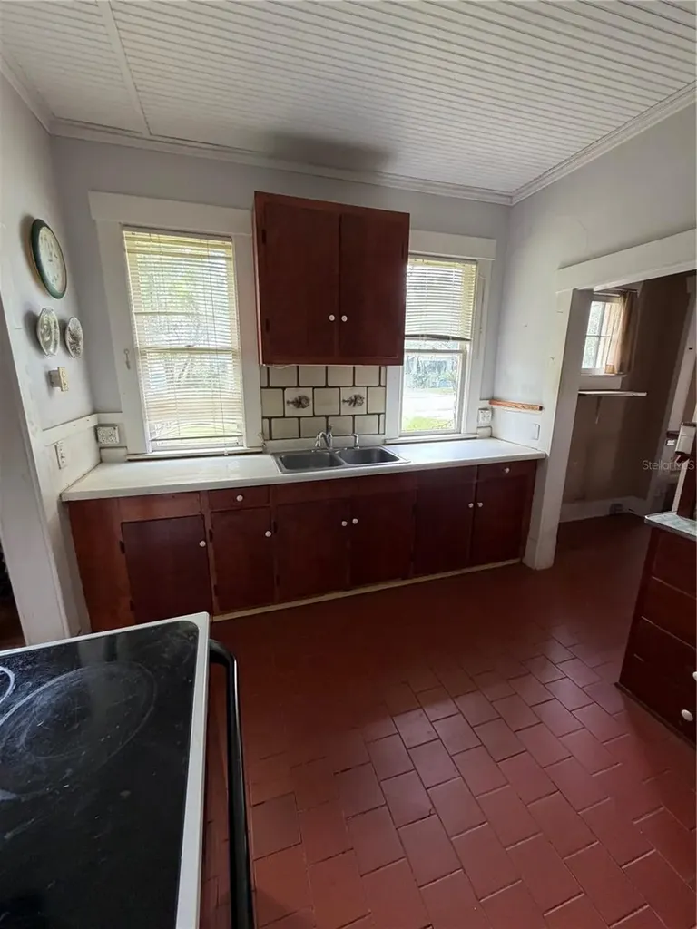 528 N Adelle Avenue Deland FL 32720
