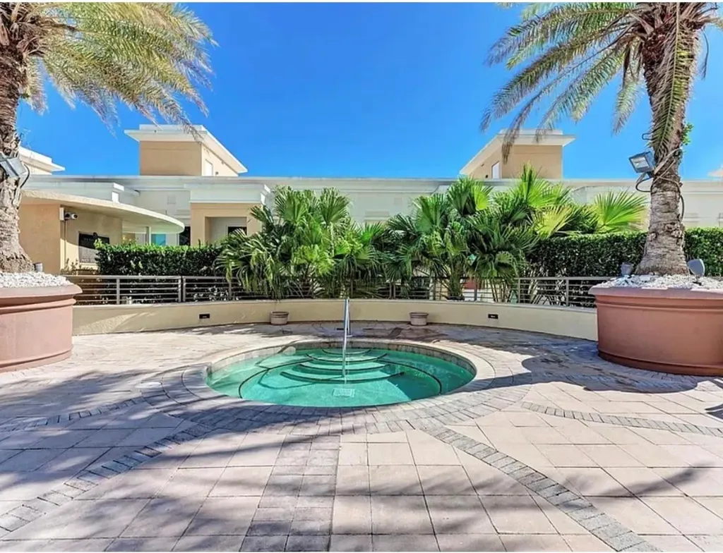 800 N Tamiami Trail Sarasota FL 34236