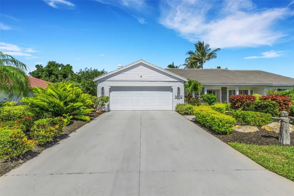 5679 Country Lakes Drive Sarasota FL 34243