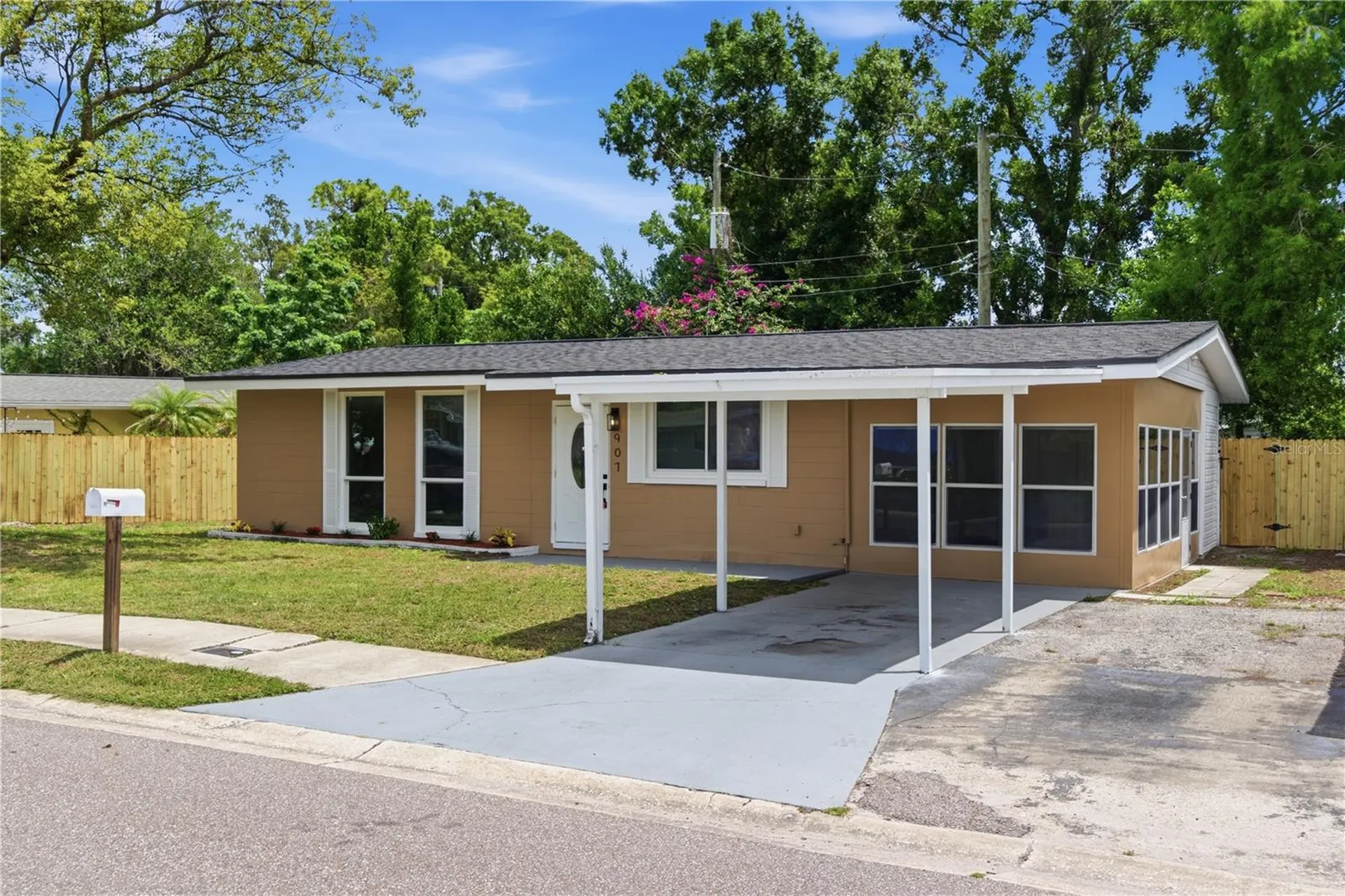 907 Leisure Avenue Tampa FL 33613